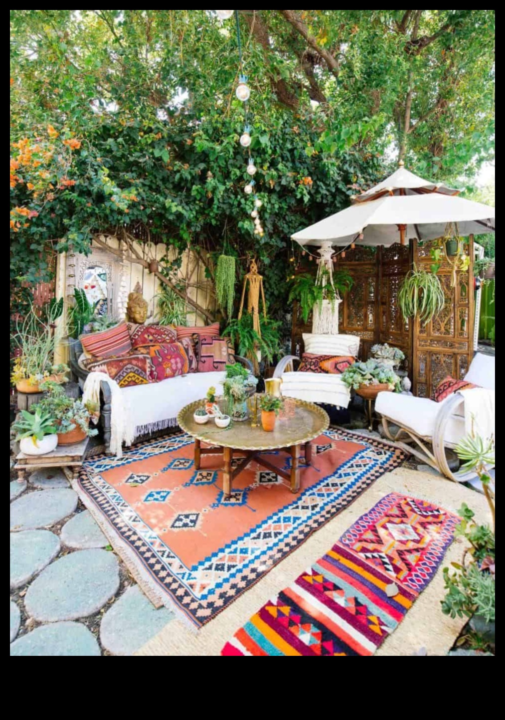 Vai ir kādi unikāli ieteikumi āra atpūtas zonas dekorēšanai ar Boho pieskārienu?