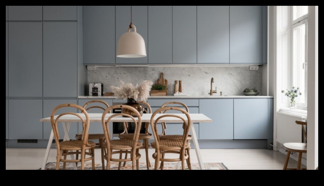 Kādas ir Skandināvijas virtuves dekoru idejas ar neitrālu krāsu paleti?