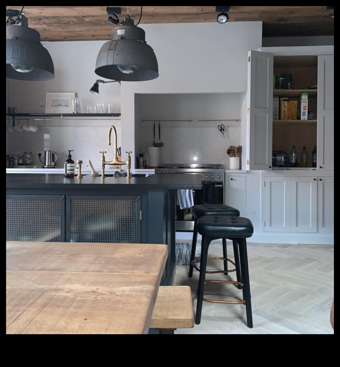 Industriāli elegantas virtuves dekoru idejas