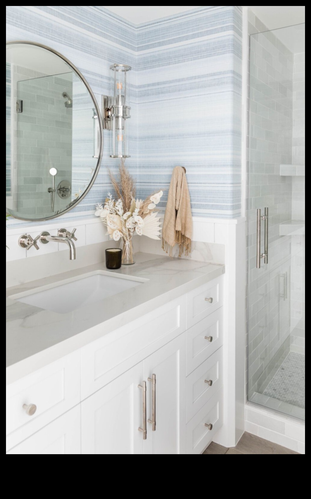 Kā izrotāt piekrastes vannas istabu relaksējošai atpūtai pie jūras?