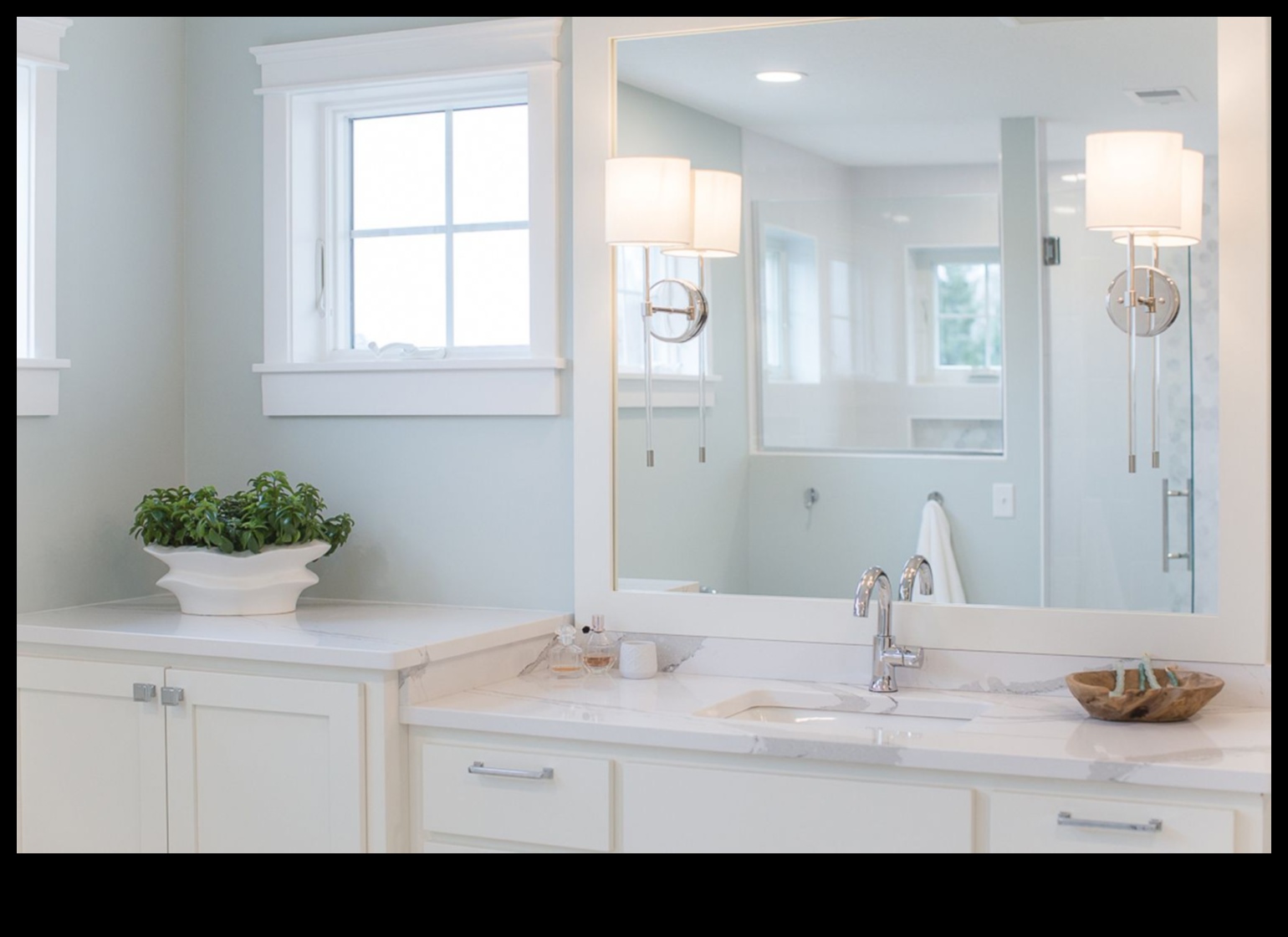 Kā izrotāt piekrastes vannas istabu relaksējošai atpūtai pie jūras?