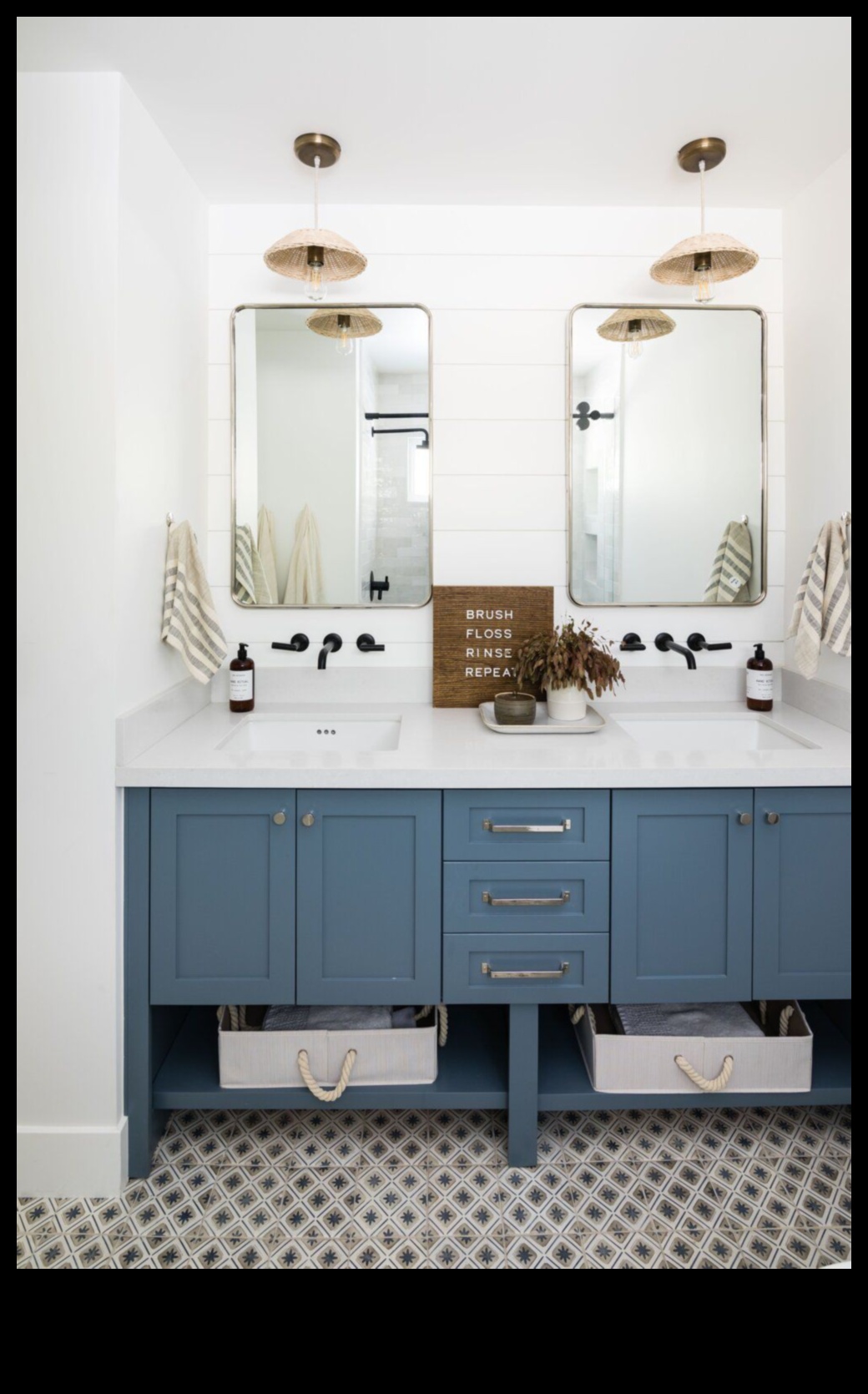 Kā izrotāt piekrastes vannas istabu relaksējošai atpūtai pie jūras?